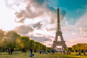 people near Eiffel Tower jigsaw puzzle