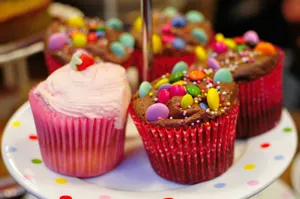 closeup photo of cupcakes on round white ceramic plate jigsaw puzzle