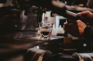 close-up photography of filling clear drinking glass with dispenser jigsaw puzzle