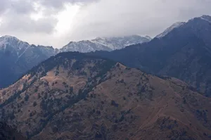 A stunning view of the fog-covered mountains in Sidri, India, showcasing natural beauty and serenity. jigsaw puzzle