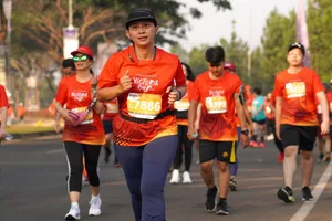 Runners in vibrant gear compete in an urban marathon event, showcasing teamwork and athletic dedication. jigsaw puzzle